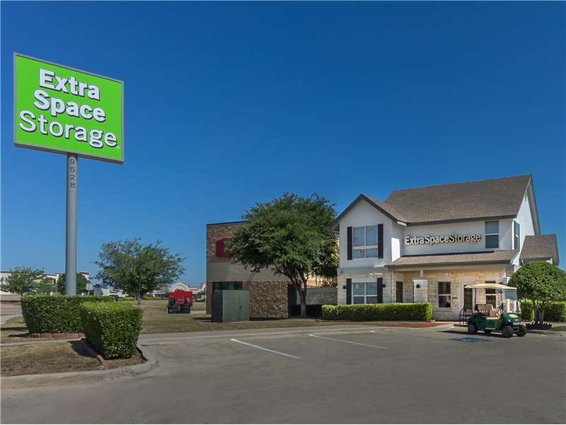 Extra Space Storage facility on 9528 White Settlement Rd - Fort Worth, TX