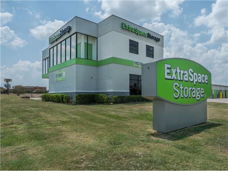 Extra Space Storage facility on 6750 Mandy Ln - Fort Worth, TX