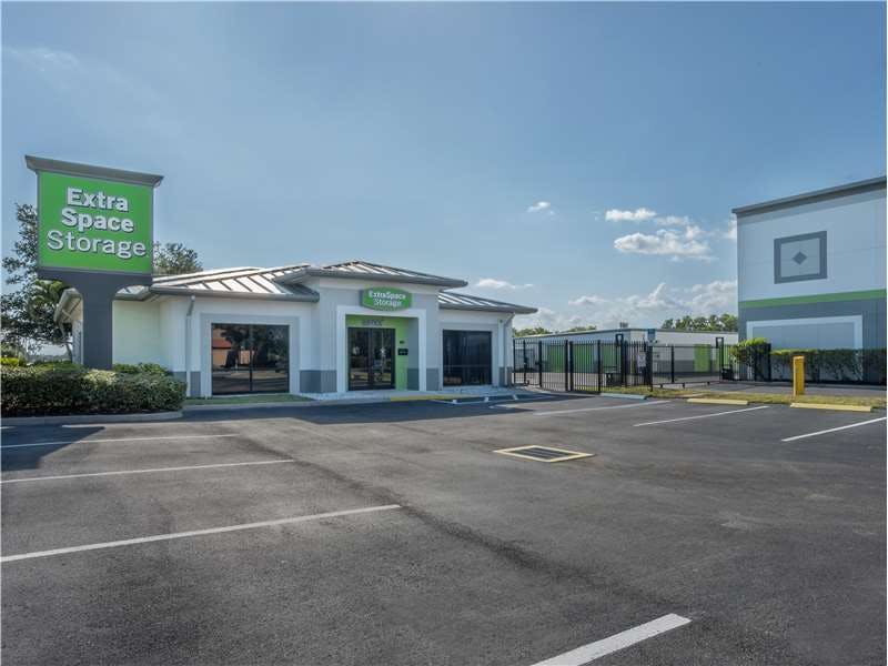 Extra Space Storage facility on 2990 SE Gran Park Way - Stuart, FL