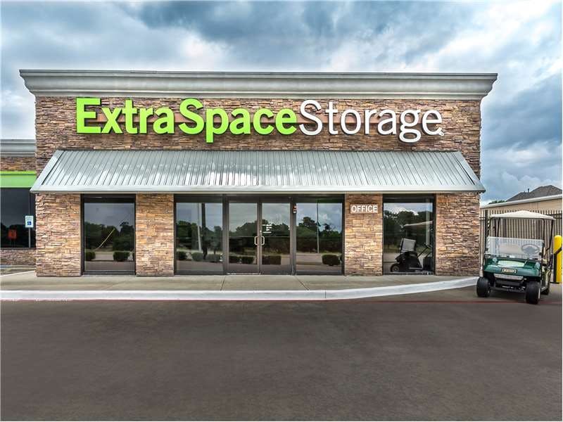 Extra Space Storage facility on 5104 14th St - Plano, TX