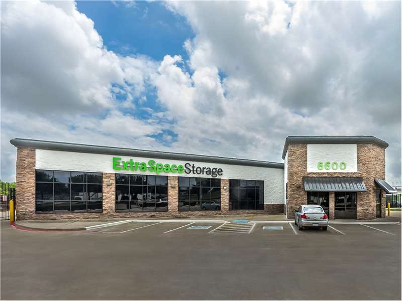 Extra Space Storage facility on 6600 K Ave - Plano, TX