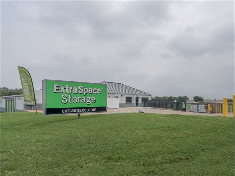 Extra Space Storage facility on 12100 Shiloh Rd - Dallas, TX