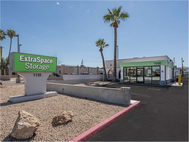 Extra Space Storage facility on 1135 W Broadway Rd - Tempe, AZ