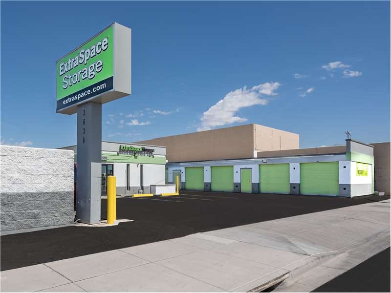 Extra Space Storage facility on 3636 E Washington St - Phoenix, AZ