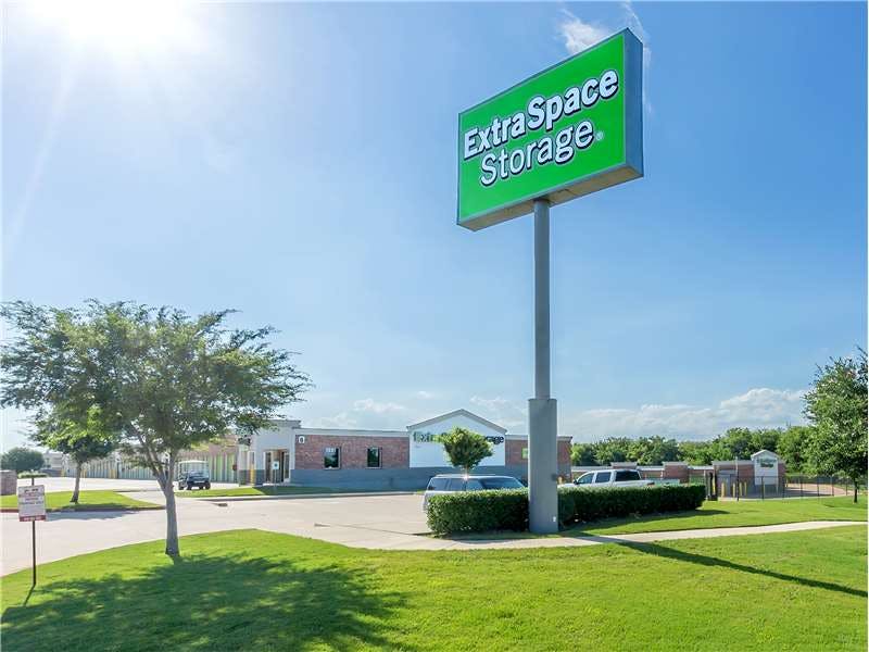 Extra Space Storage facility on 1251 N Stemmons Fwy - Lewisville, TX