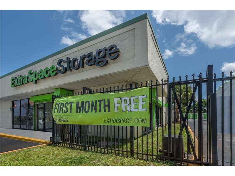 Extra Space Storage facility on 1900 NW 19th St - Fort Lauderdale, FL