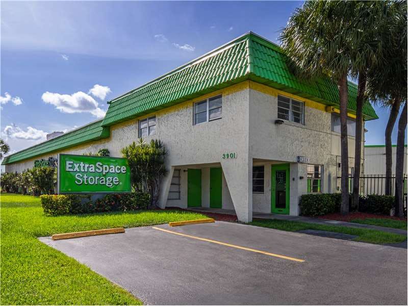 Extra Space Storage facility on 3901 W Sunrise Blvd - Fort Lauderdale, FL