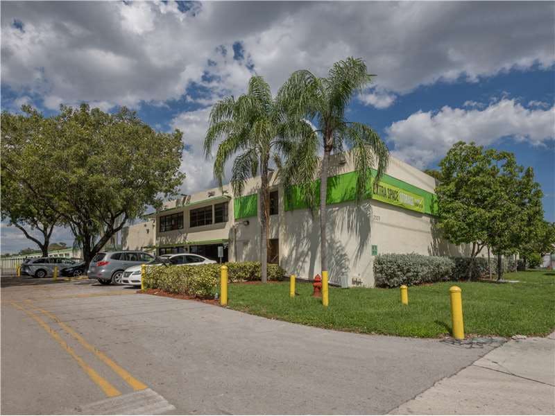 Extra Space Storage facility on 2523 NW 6th St - Fort Lauderdale, FL