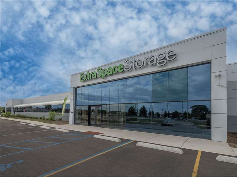 Extra Space Storage facility on 930 W Holmes Rd - Lansing, MI