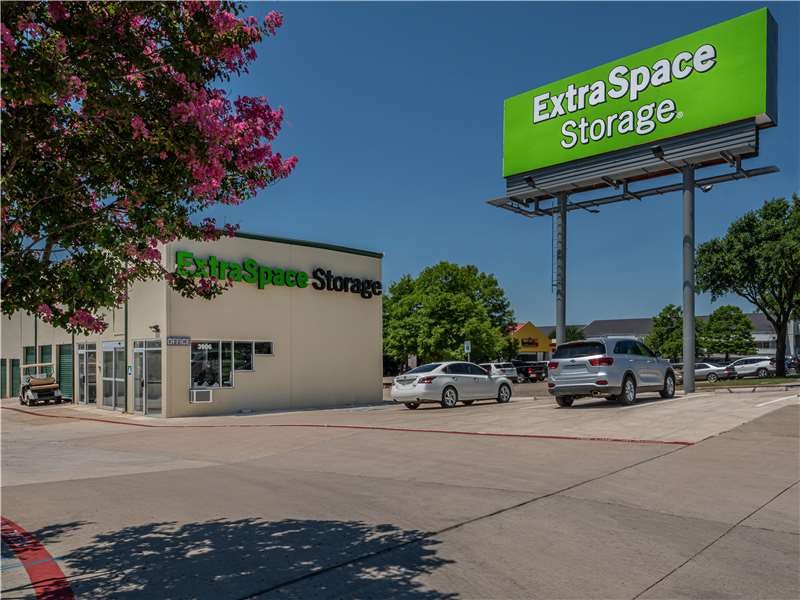 Extra Space Storage facility on 3906 W Airport Fwy - Irving, TX