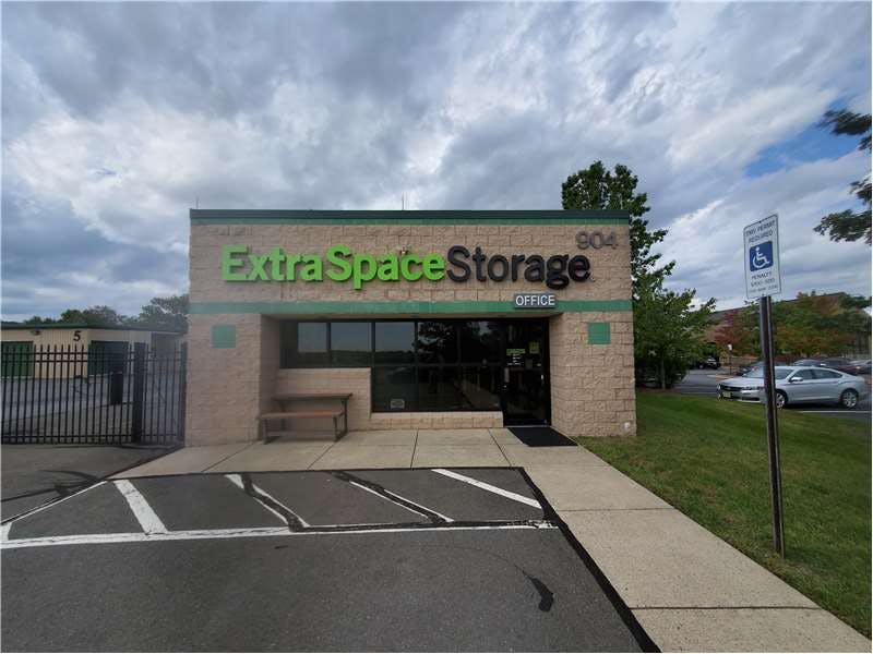 Extra Space Storage facility on 904 Trailview Blvd SE - Leesburg, VA