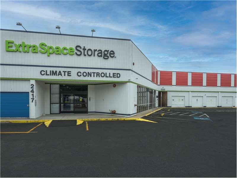 Extra Space Storage facility on 2417 E Stone Dr - Kingsport, TN