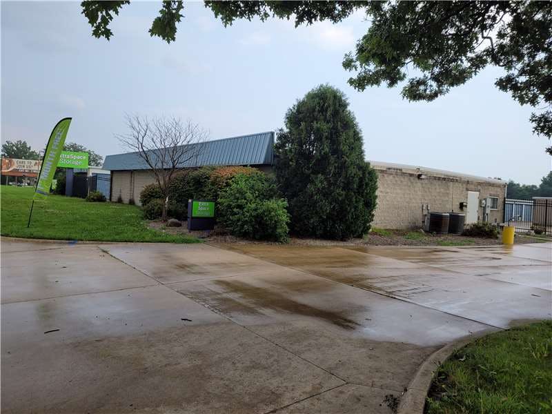 Extra Space Storage facility on 611 W Kenyon Rd - Champaign, IL