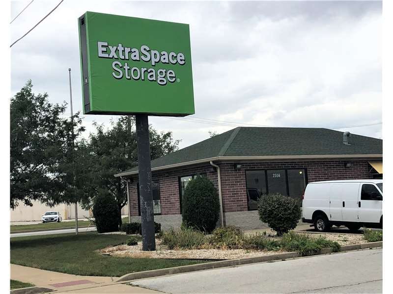 Extra Space Storage facility on 2556 Bernice Rd - Lansing, IL