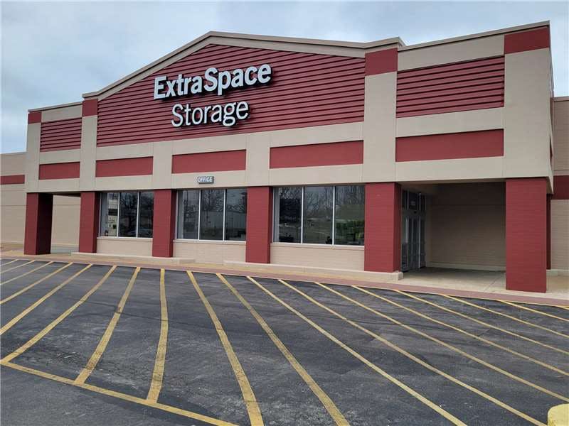 Extra Space Storage facility on 10835 Saint Charles Rock Rd - Saint Ann, MO