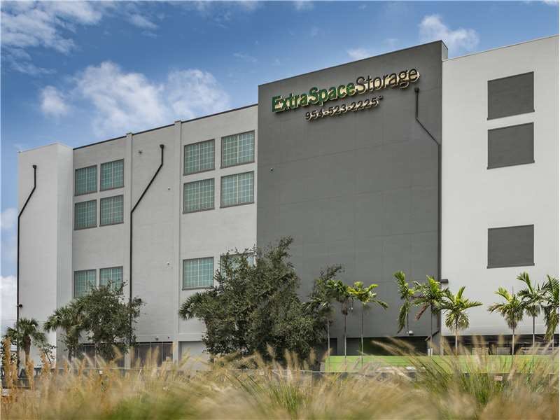 Extra Space Storage facility on 421 NW 1st Ave - Fort Lauderdale, FL