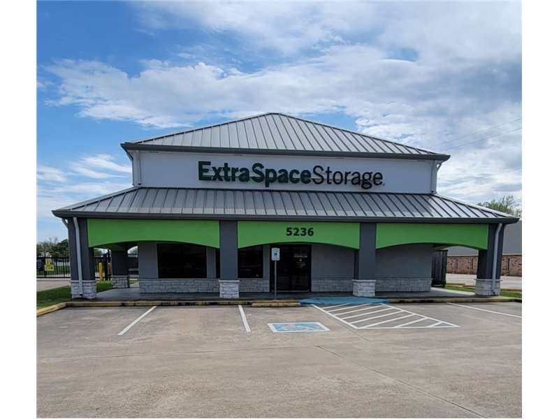 Extra Space Storage facility on 5236 East Fwy - Baytown, TX