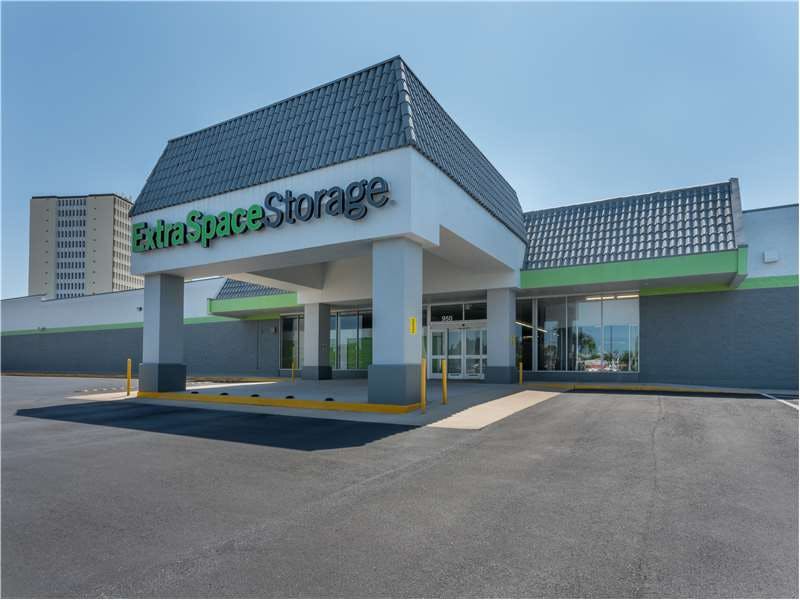 Extra Space Storage facility on 950 Pasadena Ave S - St Petersburg, FL