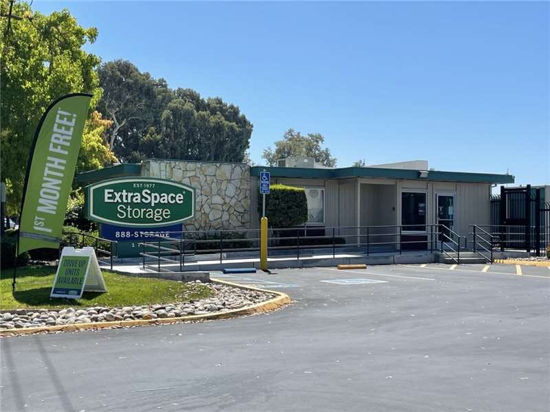 Extra Space Storage facility on 1700 De La Cruz Blvd - Santa Clara, CA