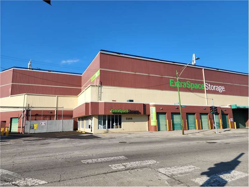 Extra Space Storage facility on 5366 N Northwest Hwy - Chicago, IL