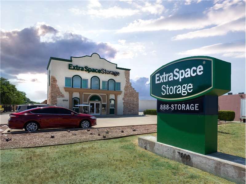 Extra Space Storage facility on 7600 McCart Ave - Fort Worth, TX