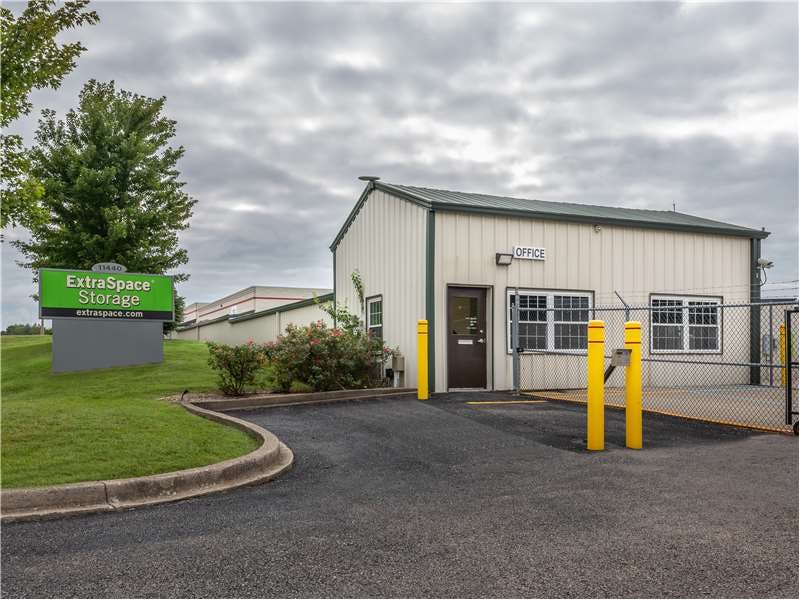 Extra Space Storage facility on 11440 Blankenbaker Access Dr - Louisville, KY