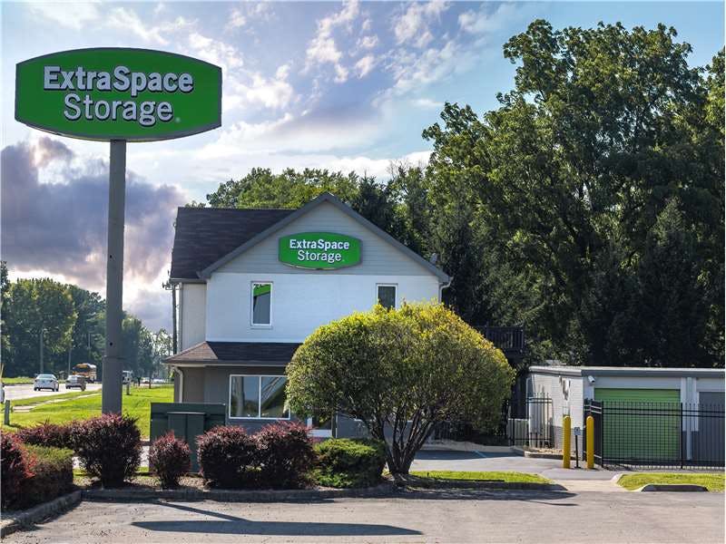 Extra Space Storage facility on 5390 Rockville Rd - Indianapolis, IN