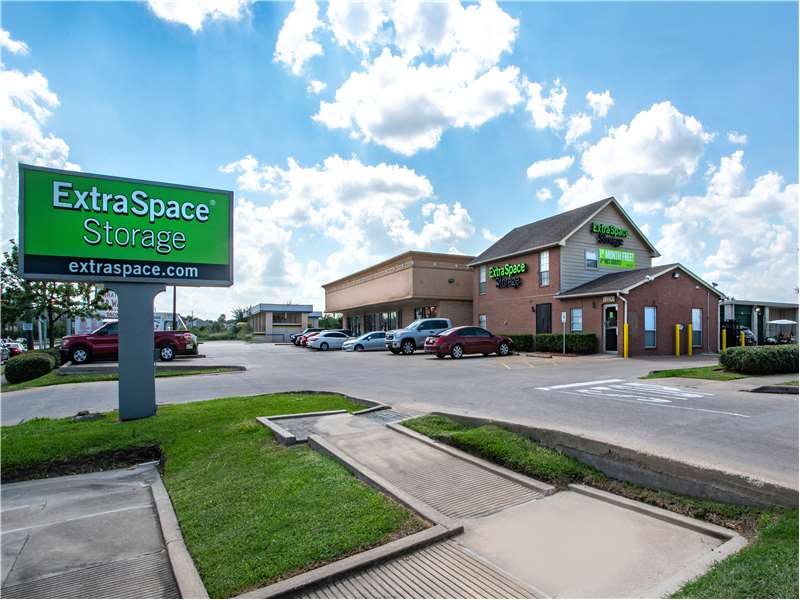 Extra Space Storage facility on 10220 Beechnut St - Houston, TX