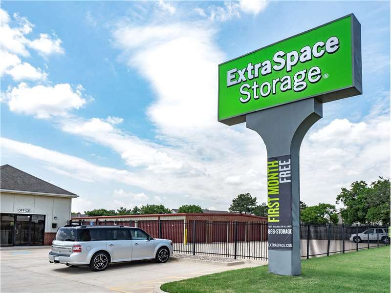 Extra Space Storage facility on 9111 N MacArthur Blvd - Oklahoma City, OK