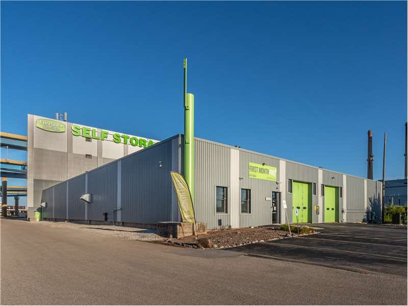 Extra Space Storage facility on 999 W Mt Vernon Ave - Milwaukee, WI