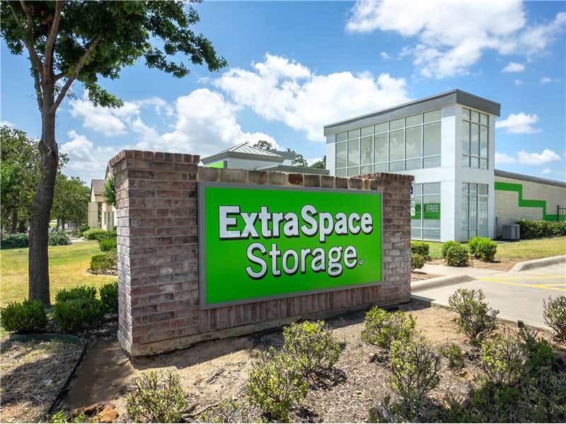 Extra Space Storage facility on 1928 Brumlow Ave - Southlake, TX