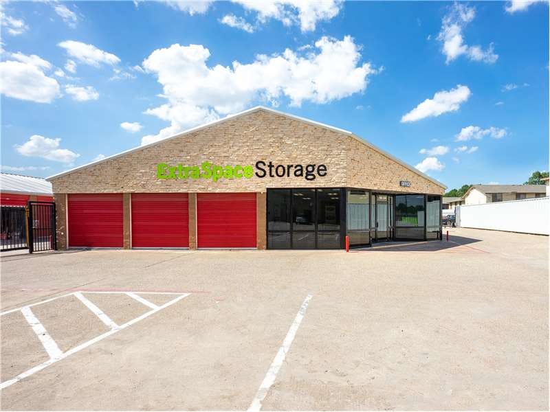 Extra Space Storage facility on 1509 W Airport Fwy - Irving, TX