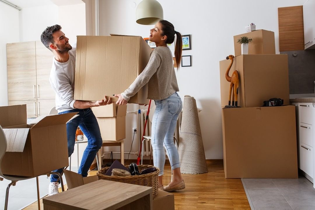 Young couple moving boxes in home. Photo by Instagram user @pricing_van_lines
