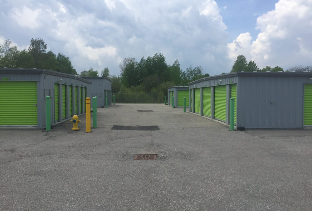 Self storage facility with drive-up access units
