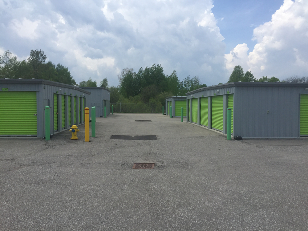 Self storage facility with drive-up access units