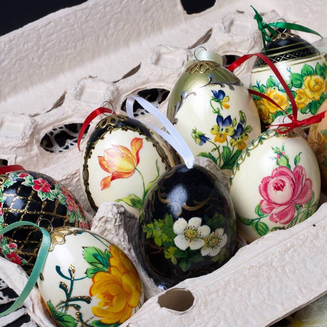 Holiday ornaments in egg carton. Photo by Instagram user @carringtonconnects