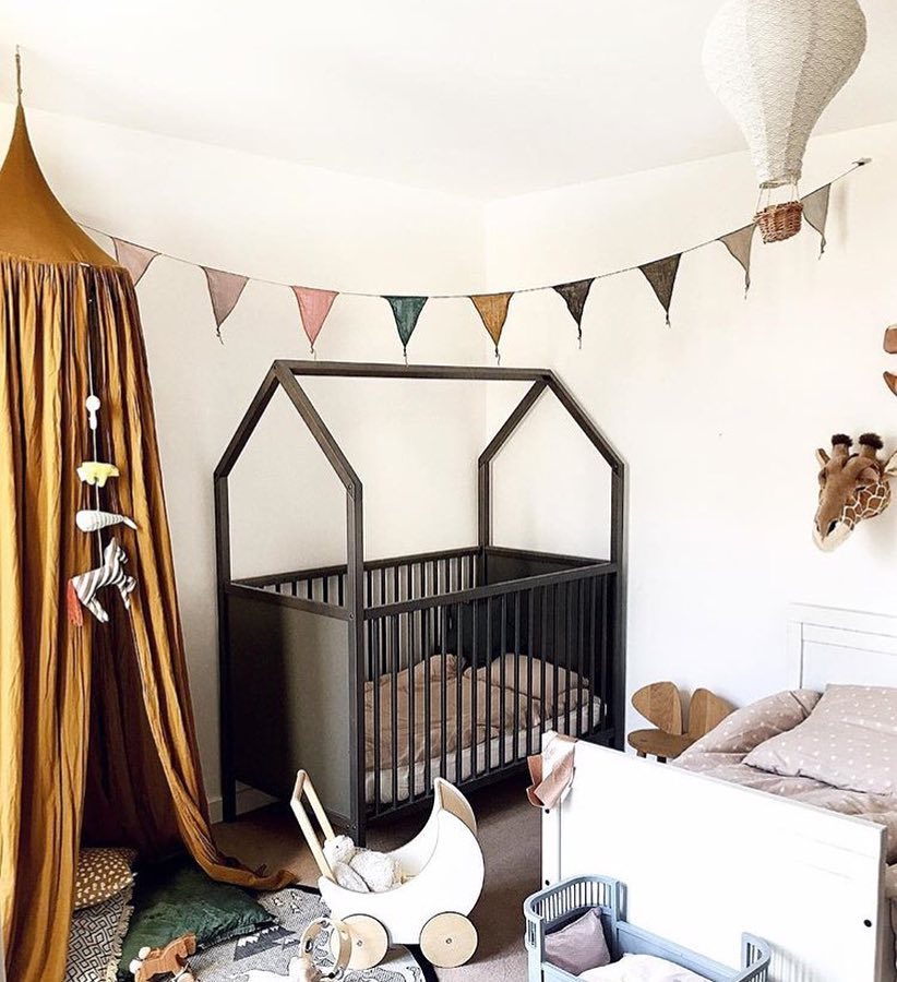 Shared kids bedroom with bed and crib. Photo by Instagram user @tinylittlepads