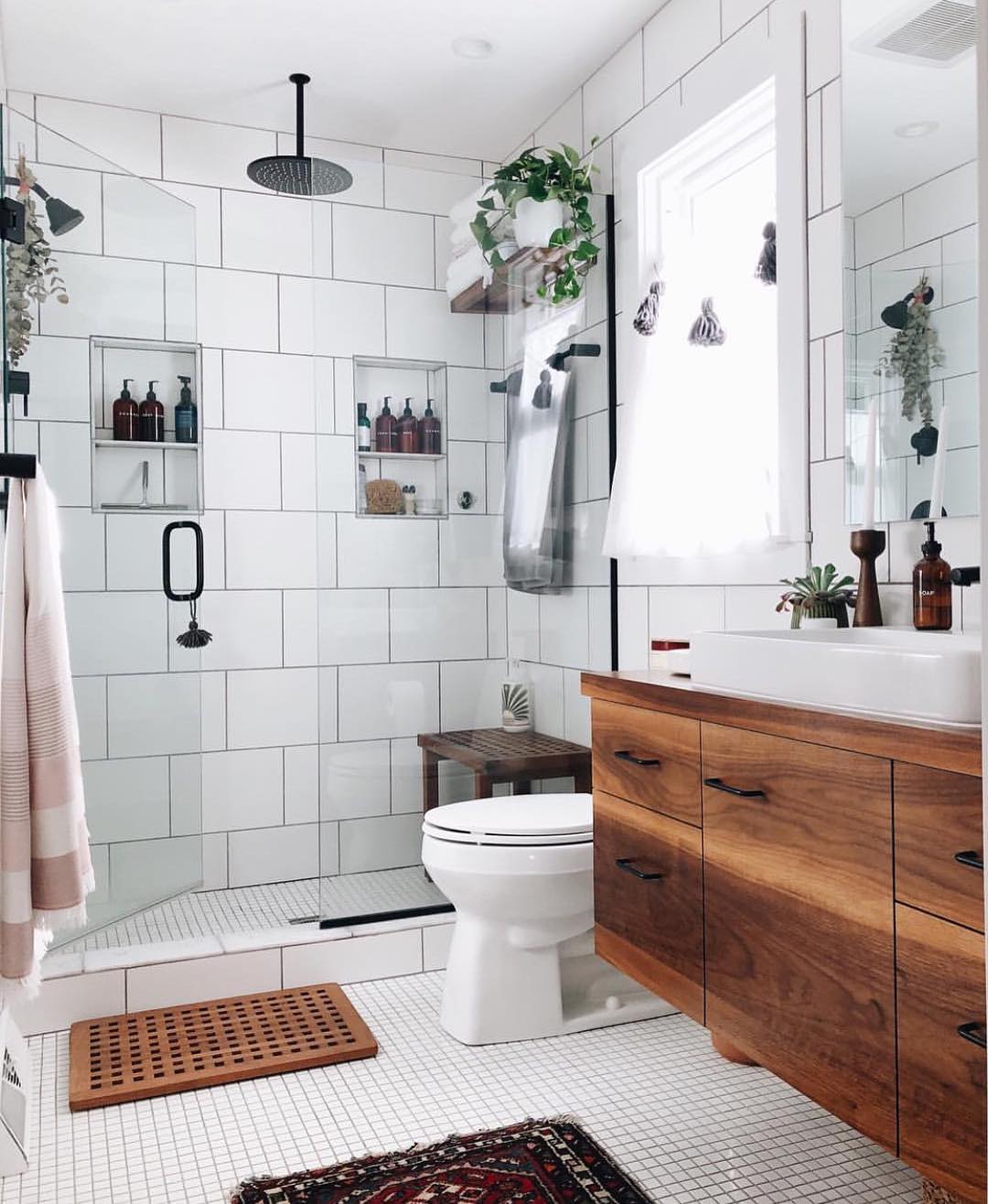 Clean bathroom with tile and backsplash. Photo by Instagram user @kitindymag