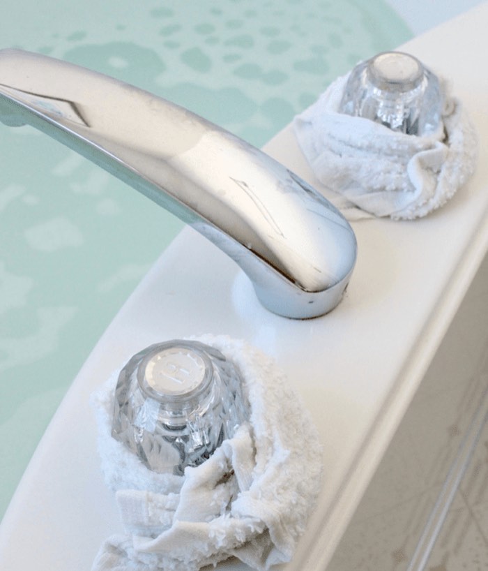 Bathtub handles soaked in vinegar rags. Photo by Instagram user @byjillee