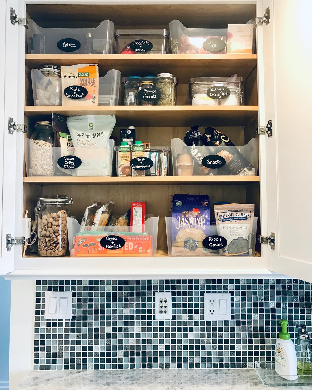 Organized kitchen cabinets. Photo by Instagram user @theserialorganizer