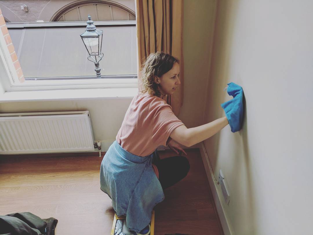 Woman cleaning walls. Photo by Instagram user @ellen_needs_kim