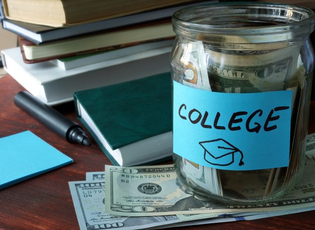 "College" jar with cash inside. Photo by Instagram user @glsas749