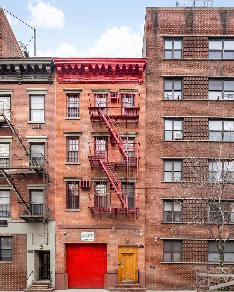 Apartment building in Murray Hill, Manhattan. Photo by Instagram user @lifeofreillyadler