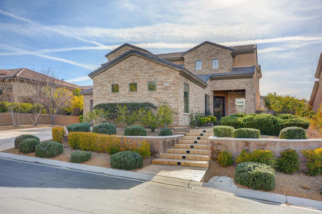 Large Single Family Home in Anthem, Las Vegas. Photo by Instagram user @sheleensellsrealestate