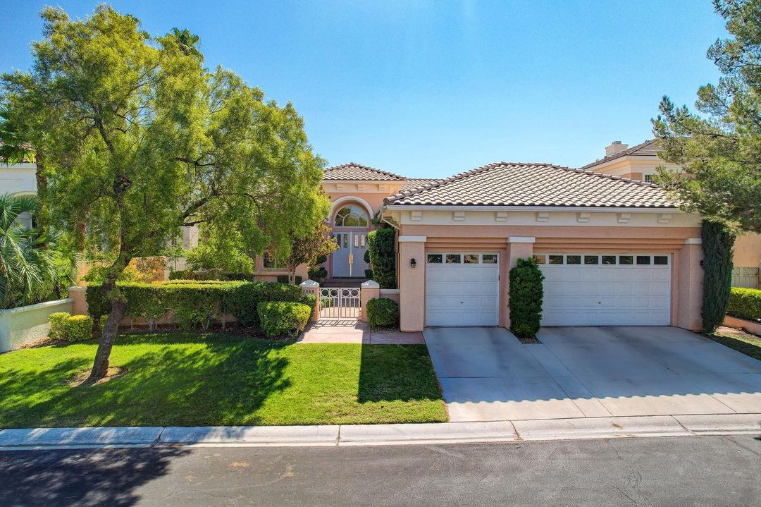 Large Single Family Home in a Gated Community in Summerlin, Las Vegas. Photo by Instagram user @lvluxuryhomes