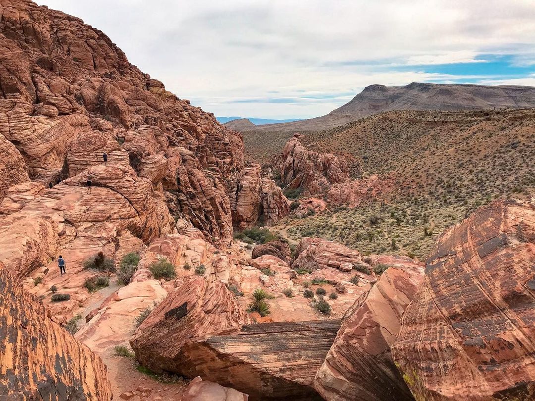 View of Red Rock Canyon in Las Vegas. Photo by @hotonredstrail