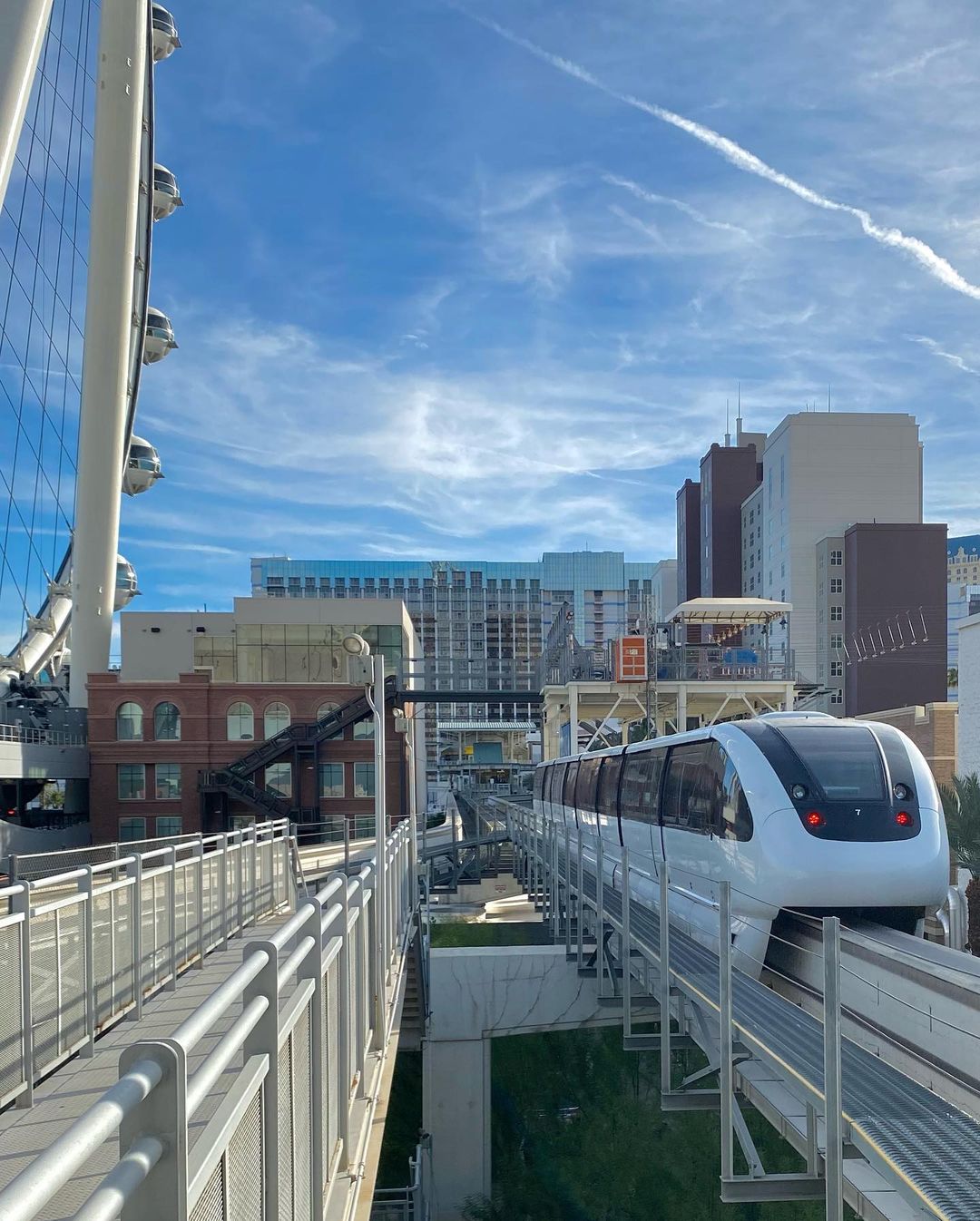 Las Vegas monorail traveling through the Las Vegas strip. Photo by @ jbtrainman2