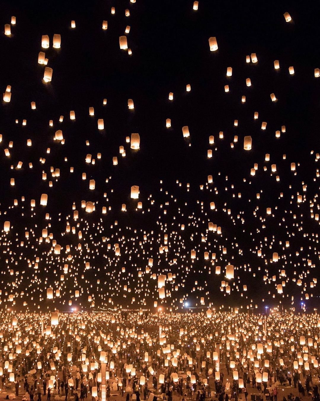 Lanterns floating at the Rise Festival in Las Vegas. Photo by @risefestival