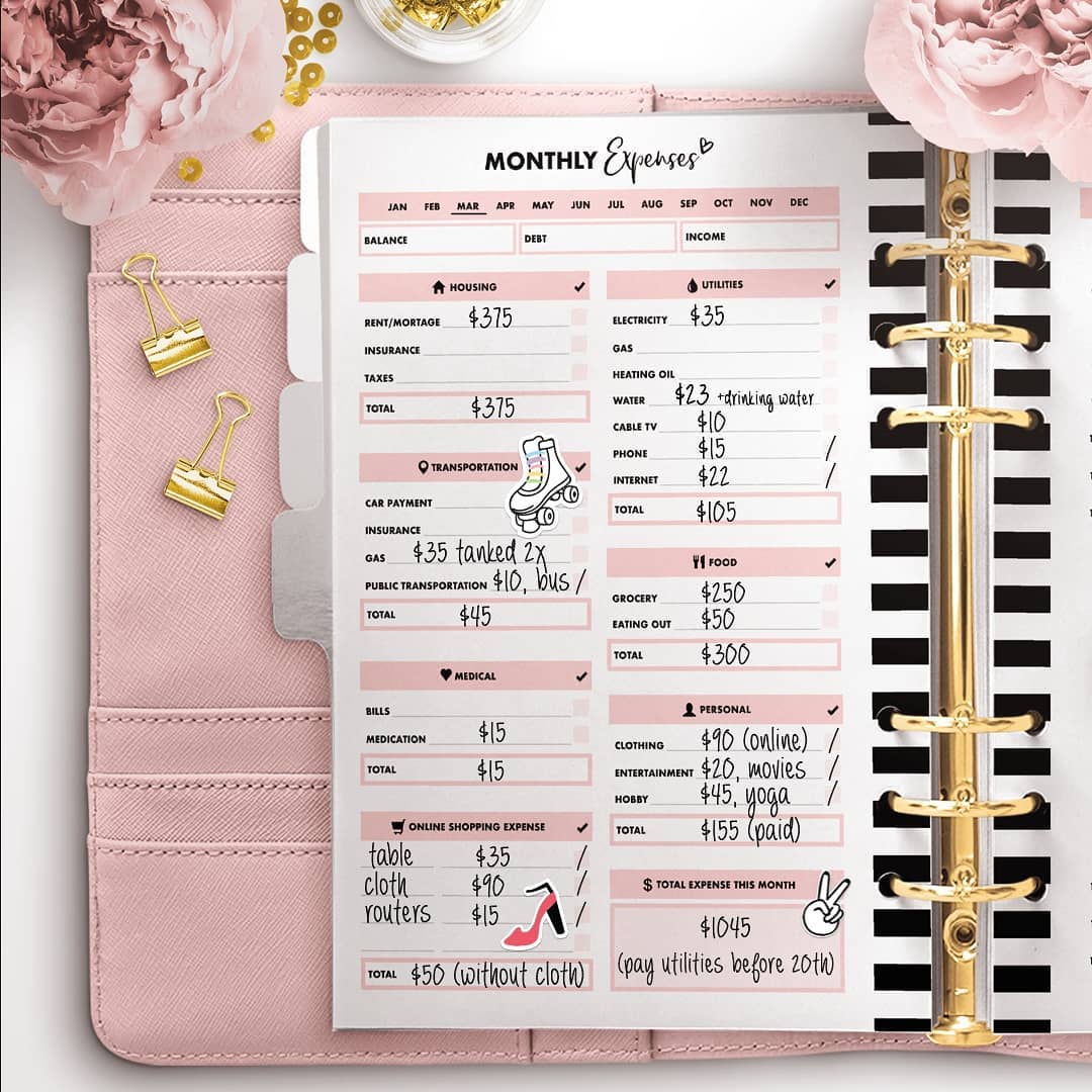 Monthly budget printable sheet in organizer. Photo by Instagram user @printable_for_planners