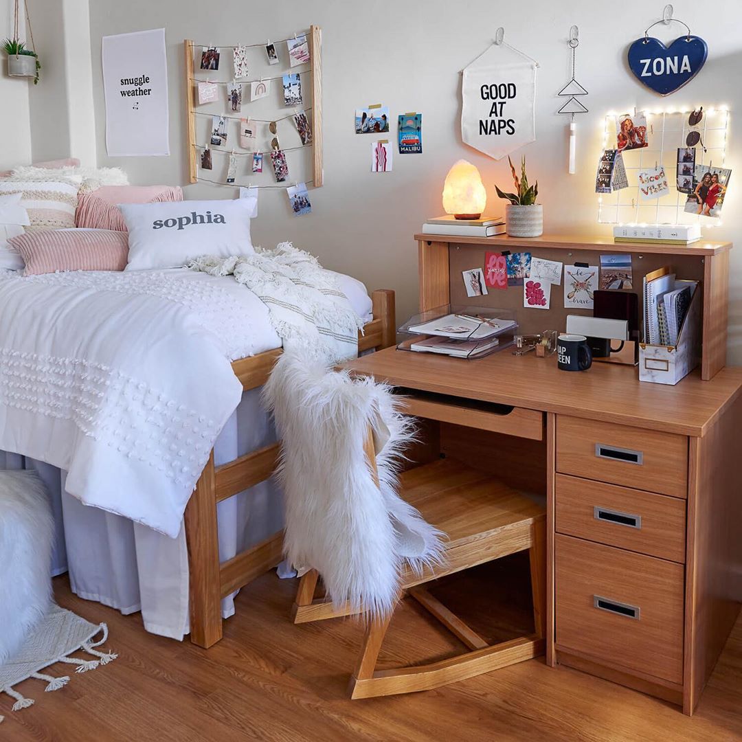 Neatly designed girl's college dorm room. Photo by Instagram user @dormify